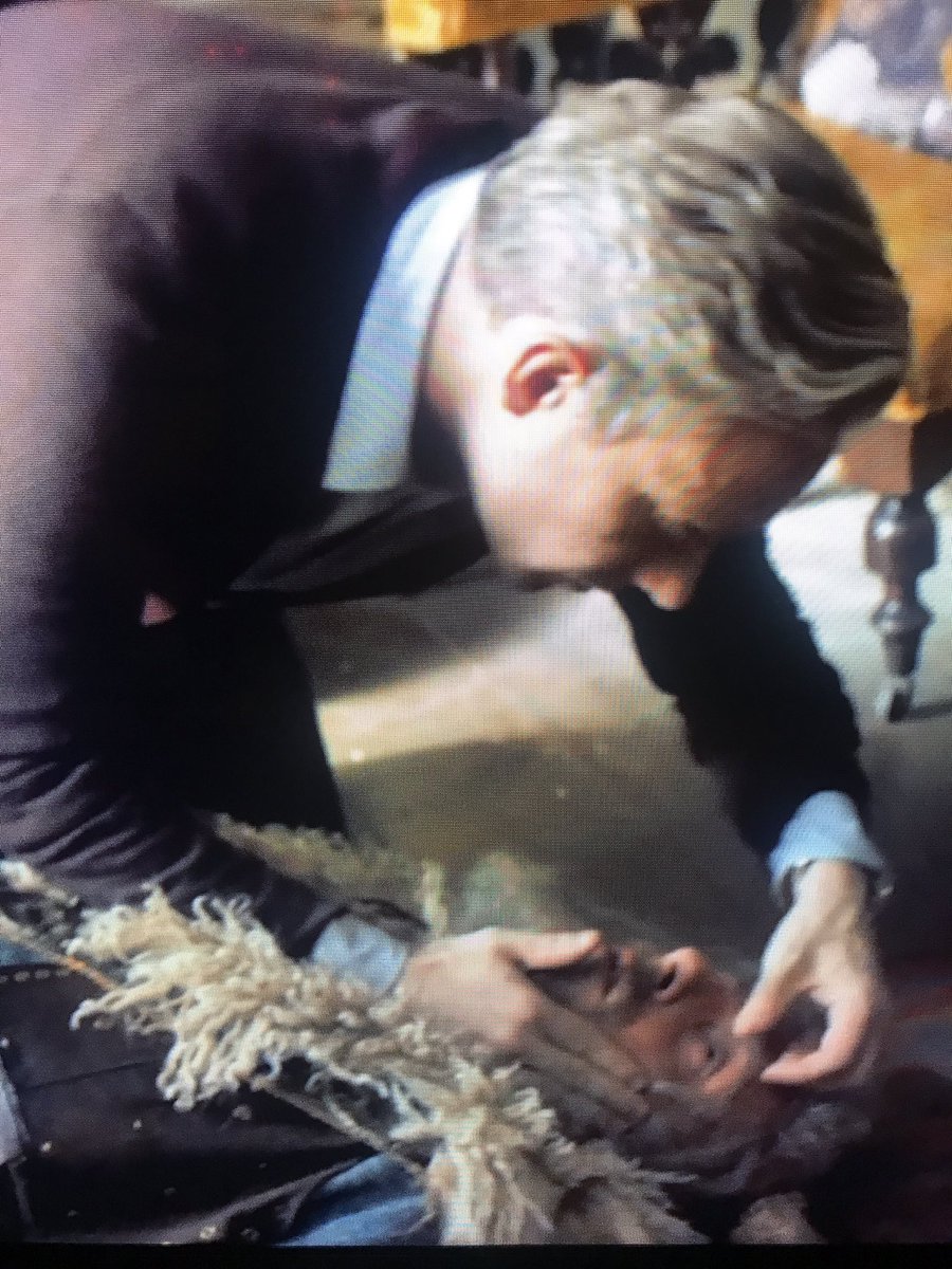Daniless's tweet photo. Que TOP lo @paulwellerHQ en @Sherlock221B 😍#SherlockFinale #sherlockreact ❤ https://t.co/CrpMH1zjMW