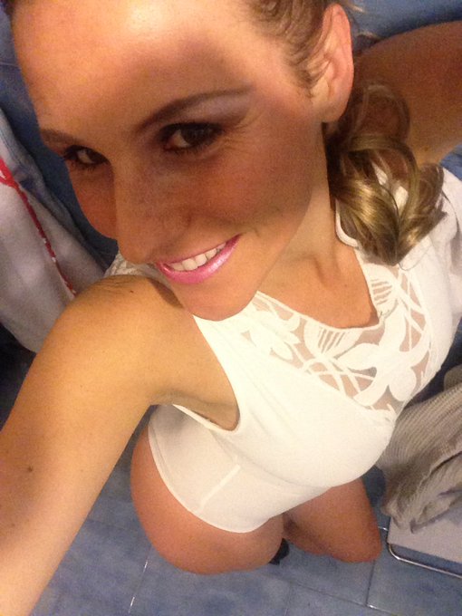 Vi aspetto tra pochi minuti su https://t.co/kM6mQkQ3CY per alzare le temperature e non solo 😜 https://t