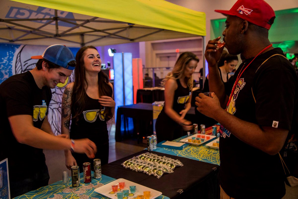 UGCevents's tweet photo. Join @enjoydavinci Saturday at the #UGC50K @HCS  open for a chance to taste free samples and a chance to win a custom DaVinci Xbox One! https://t.co/VhHZidPsgD