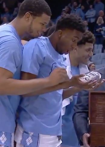 urbanannamae's tweet photo. https://t.co/mnLxOtQhfz
The shoes are crazy! But dude's reaction is the best HAHA
@UNC_Basketball 
#800wins #roywilliams #uam #hoops https://t.co/dYV4WMLlfI