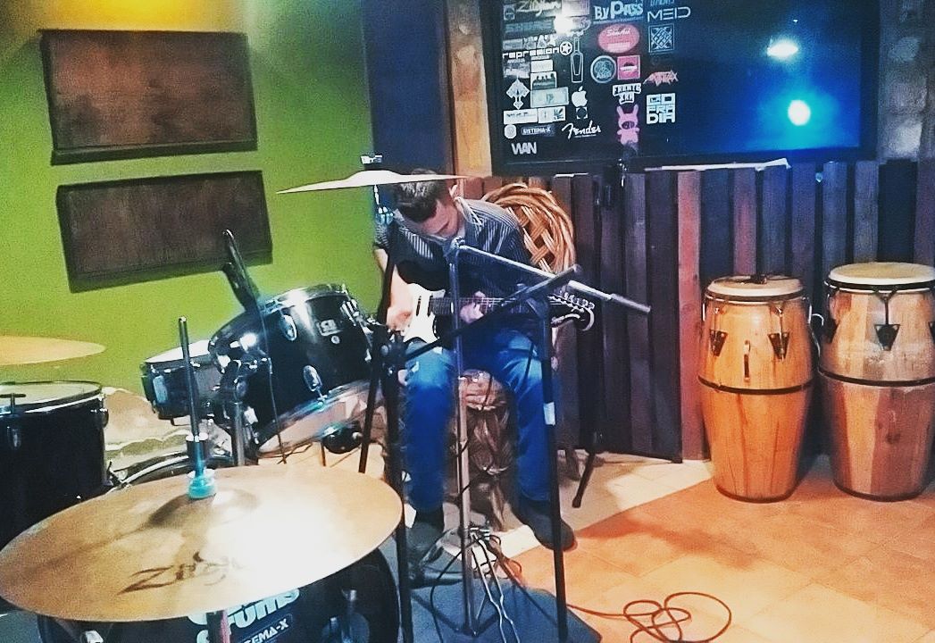 Progresando en la realización del próximo trabajo, en esta oportunidad <a href="/Jose__bemol/">José Bemol</a> grabando "En La Distancia" #recording #guitar #heavy