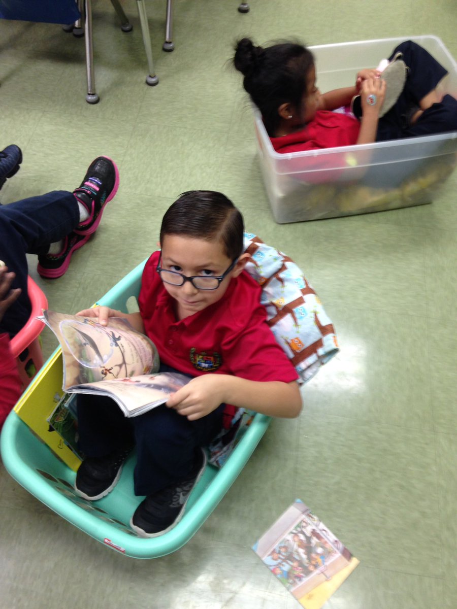 LauraABrandes's tweet photo. They love to read!@Life_Eagles @RuddAlmetria @KimRiepe https://t.co/JEaolUS5z5