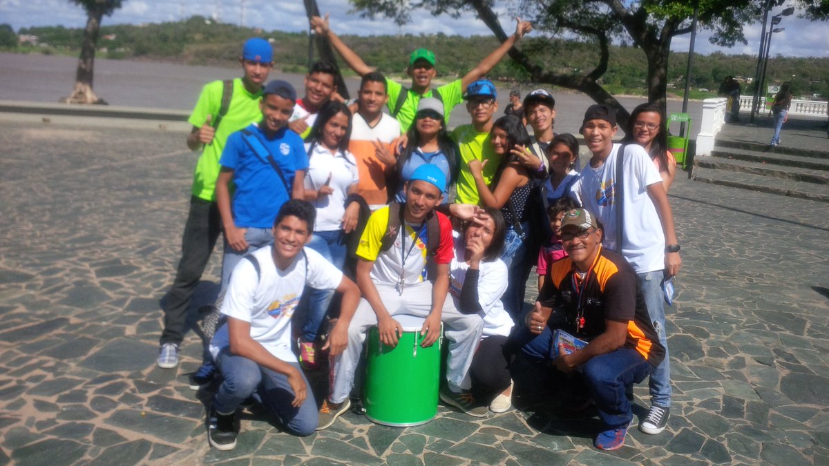 Funda_CAS's tweet photo. Nuestro equipo de #Voluntarios listo para iniciar nuestras actividades del 2017.
#EquipoCAS
#RecreadoresDeCAS
#RecreadoresEnAcción https://t.co/NWlbTfV01l
