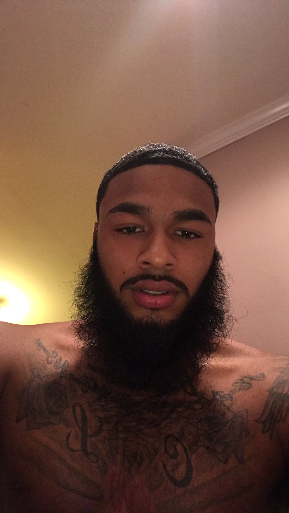 Clarence White en X: This that hey big head selfie 😂  t.coJZGSBMBNBX  X