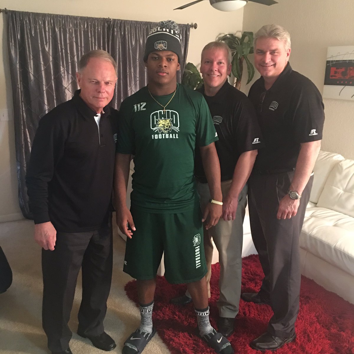 lilt3hunna's tweet photo. The Boss Man & The Staff Came Down An Chopped It Up Nothing But Love 💚🙌🏾 #W17NESS #Ohiobobcats #Commmited✅🔐 https://t.co/v7L1AgyGKU
