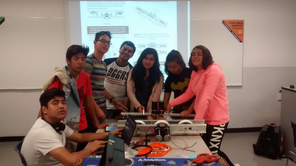 Art4371FRC's tweet photo. Segundo trabajando sobre e robot #ART4371 #FRC #FIRST https://t.co/otBcdRfMm7