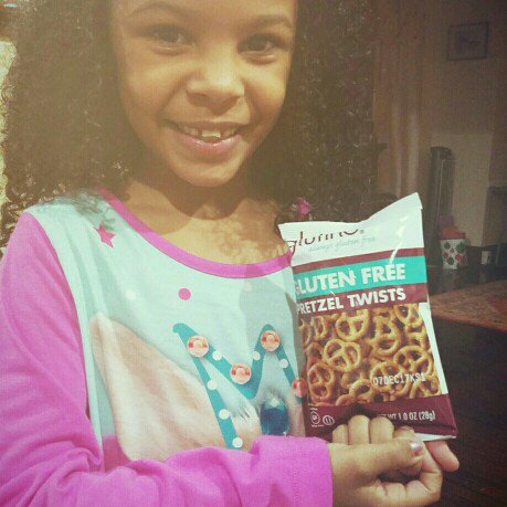 MRSYOUNG_23's tweet photo. I had to share my new gluten free snacks with the princess. We got they free!! #LoveEVOL, #Glutino, #GoPlantMade https://t.co/fqS2VT21Ut