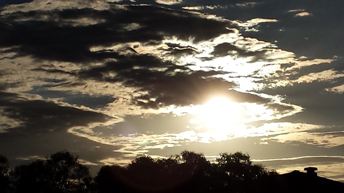 CherScheff's tweet photo. there's a sun in there... #Clouds #Sunrise #Wednesdaysky https://t.co/RmdpFXuVdN