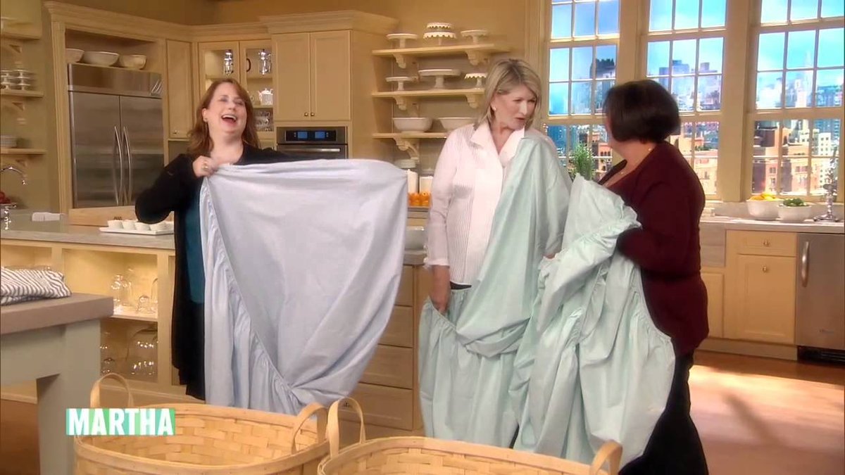 BellemeadeFrms's tweet photo. If you've ever tried to fold a fitted sheet without success, you NEED to watch this video. You're welcome! https://t.co/n5iLtF6H70 https://t.co/w1Q0jvhqKs