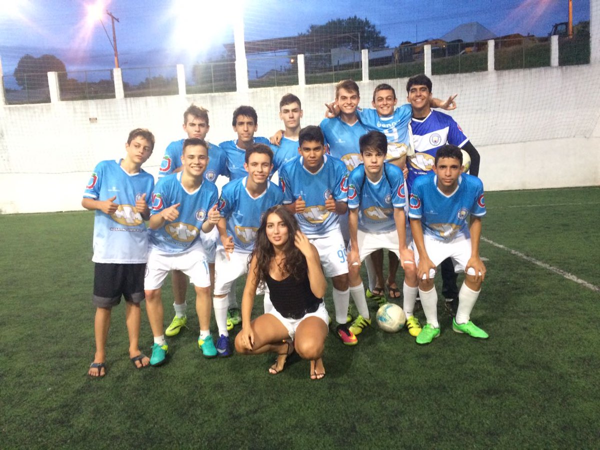 broderagemfc's tweet photo. Equipe começa o ano distribuindo canetas e goleando a equipe adversária, repare bem nos jogadores. #PazNoFutebol #9a3foraobaile #QBec? https://t.co/sXGZMCPqkB