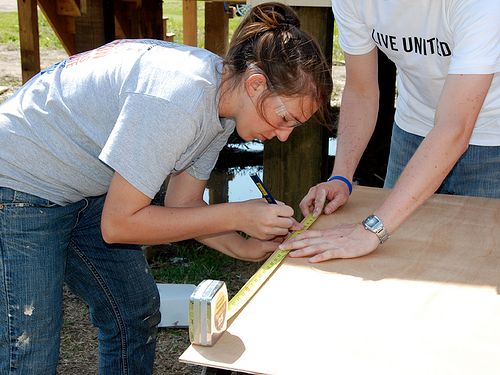 StudentUW's tweet photo. Spend your spring break building homes in El Paso or working with youth in Baltimore. Volunteer for #UnitedWayASB. https://t.co/lu6ppZpftc https://t.co/yBRgZRsXdl