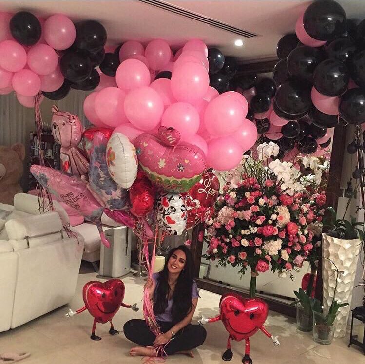 Lennybri's tweet photo. Valentine's Day is coming up gentlemen, let's do it right this year 💍👠👑👄 https://t.co/CHIb5ru0n4