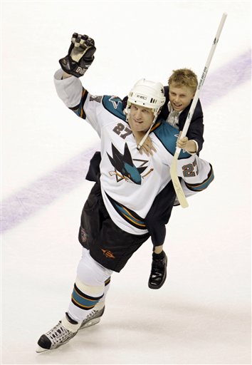 Happy 47th Birthday to alumni forward Jeremy Roenick. 