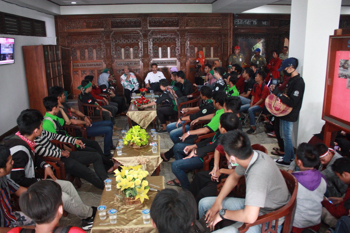 DPRD_kudus's tweet photo. Sekretaris Komisi D DPRD Kabupaten Kudus Bp. H. Mawahib menerima Audiensi dengan Aliansi Mahasiswa 171(HMI, BEM Stikes Muhammadiyah dan IMM) https://t.co/3a0Ci1yaPR