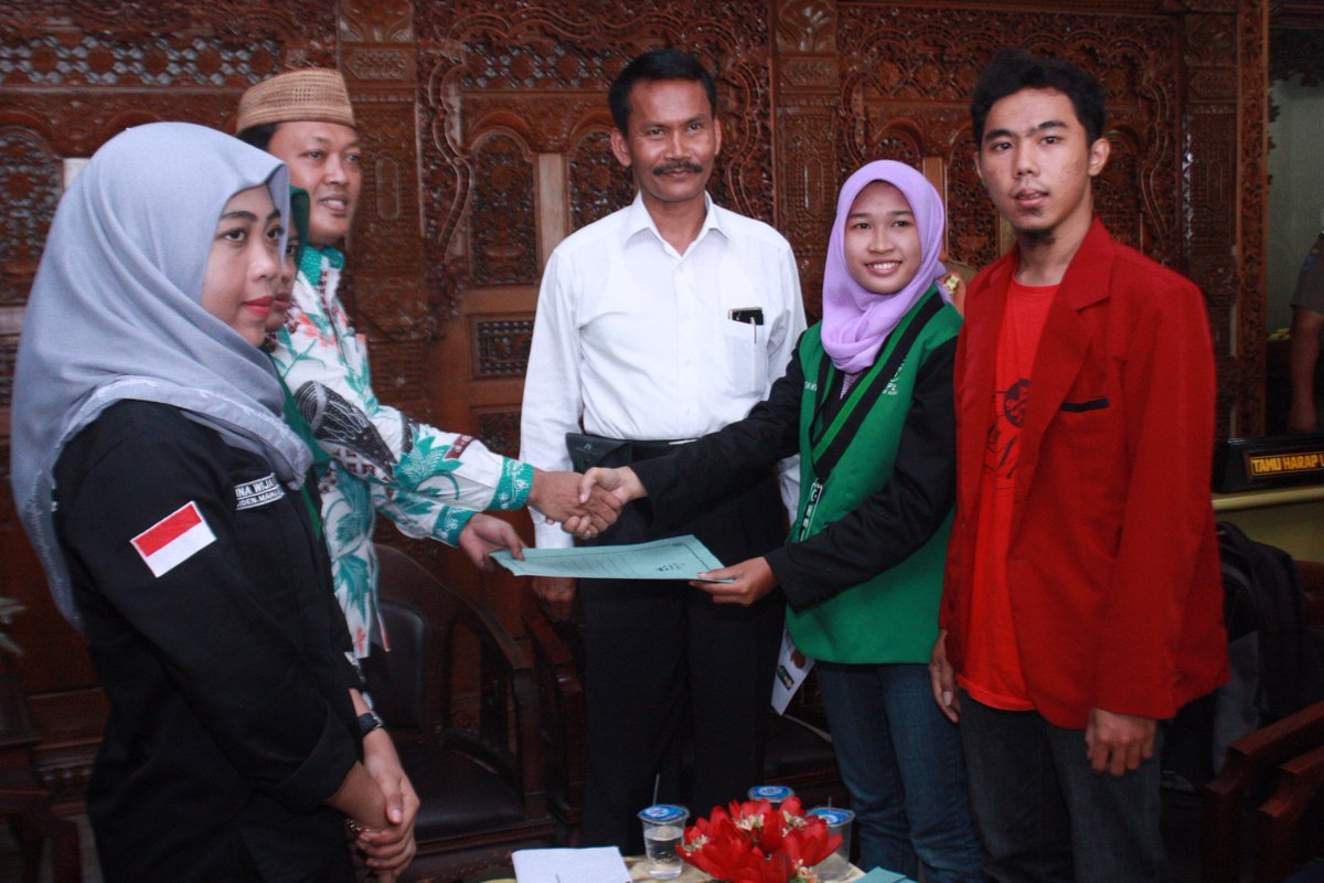 Sekretaris Komisi D DPRD Kabupaten Kudus Bp. H. Mawahib menerima Audiensi dengan Aliansi Mahasiswa 171(HMI, BEM Stikes Muhammadiyah dan IMM)