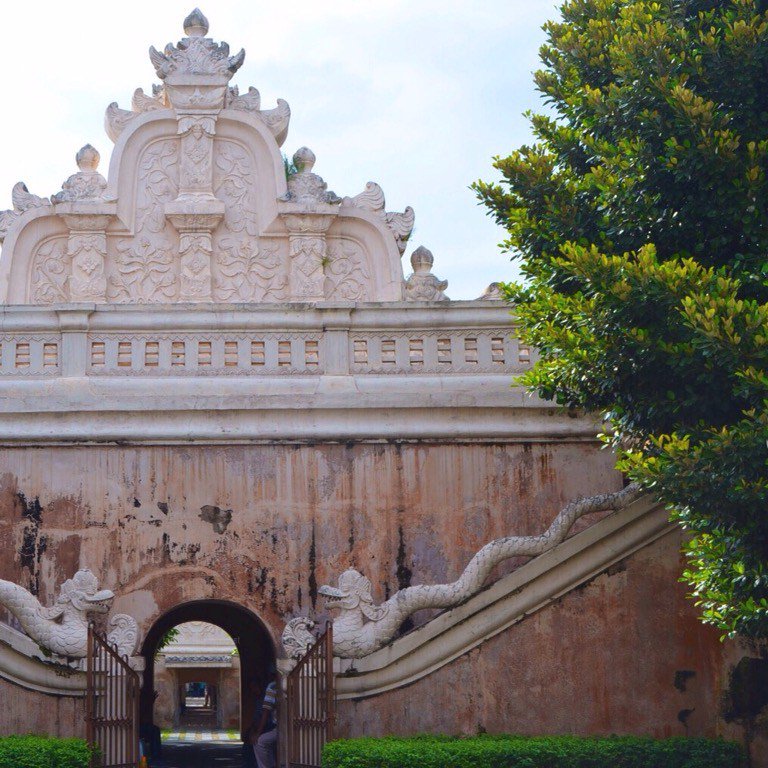 PocketIndonesia's tweet photo. Taman Sari – Royal Baths https://t.co/SrmpBEpTrK https://t.co/I2EYE2kGb2
