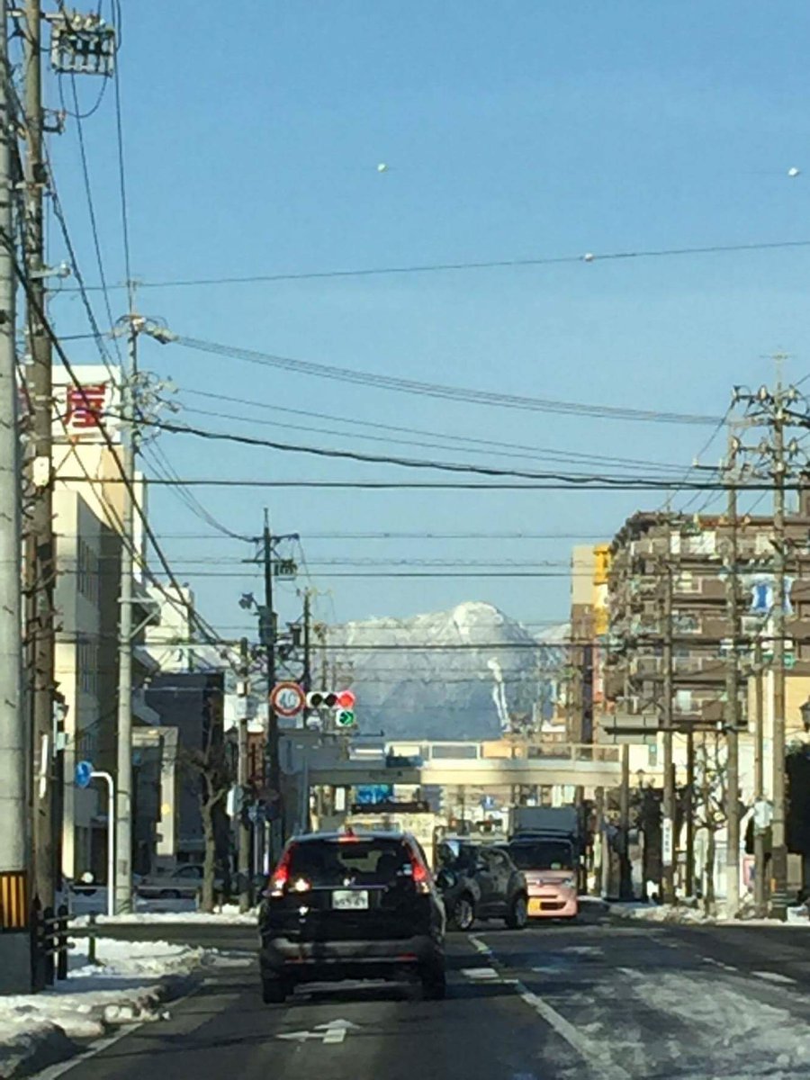 四日市人 四日市市は 昨日から天気は回復していますが まだ積雪は解消せず 歩道や道はブラックアイスバーンで滑りやすくなっています 解けてきた雪が屋根から落ちてきて ガレージの崩壊被害が広がっています スコップや融雪剤などは売り切れてます 四日市人 四日市市は 昨日から天気は回復していますが まだ積雪は解消せず 歩道や道はブラックアイスバーンで滑りやすくなっています 解けてきた雪が屋根から落ちてきて ガレージの崩壊被害が広がっています スコップや融雪剤などは売り切れてます