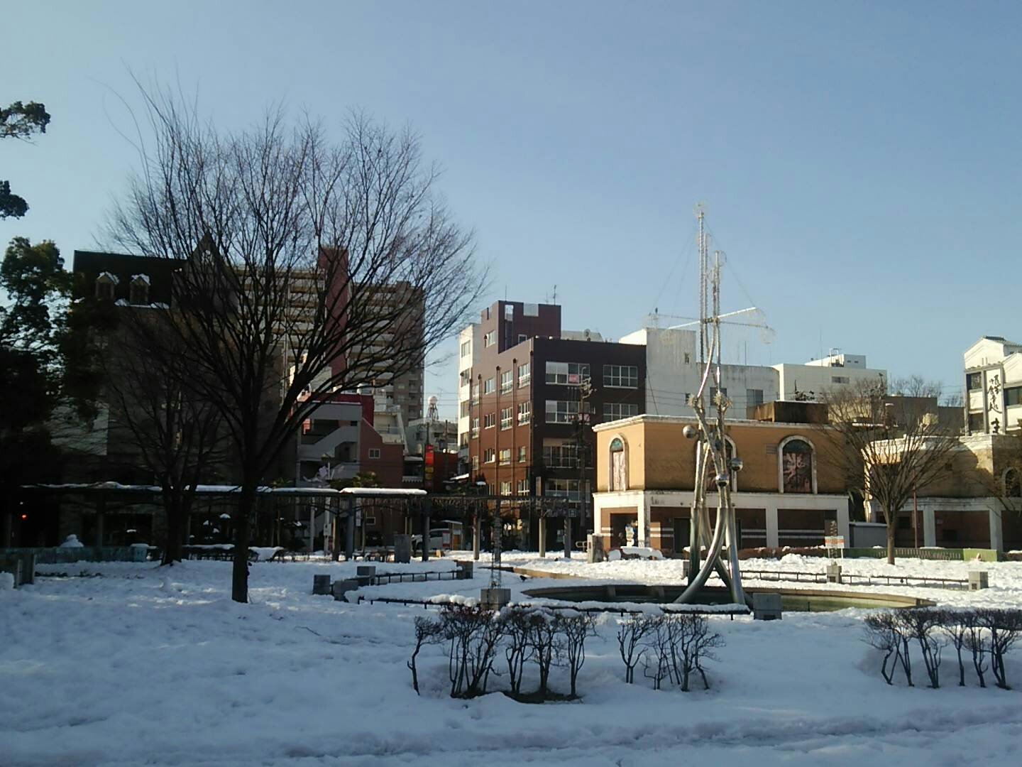 四日市人 V Twitter 四日市市は 昨日から天気は回復していますが まだ積雪は解消せず 歩道や道はブラックアイスバーンで滑りやすくなっています 解けてきた雪が屋根から落ちてきて ガレージの崩壊被害が広がっています スコップや融雪 四日市人 V Twitter 四日市市は 昨日から天気は回復していますが まだ積雪は解消せず 歩道や道はブラックアイスバーンで滑りやすくなっています 解けてきた雪が屋根から落ちてきて ガレージの崩壊被害が広がっています スコップや融雪
