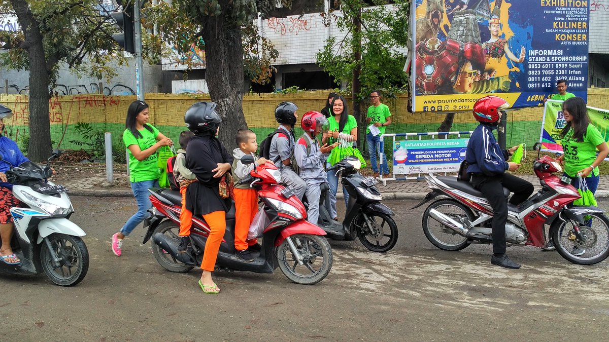 963MedanFM's tweet photo. Hari ke 3 tim @963medanfm bagi2 Souvenir dan sarapan roti gratis di persimpangan Glugur. 

#medanfmlebihhits #963medanfm https://t.co/tW4GryAqO0