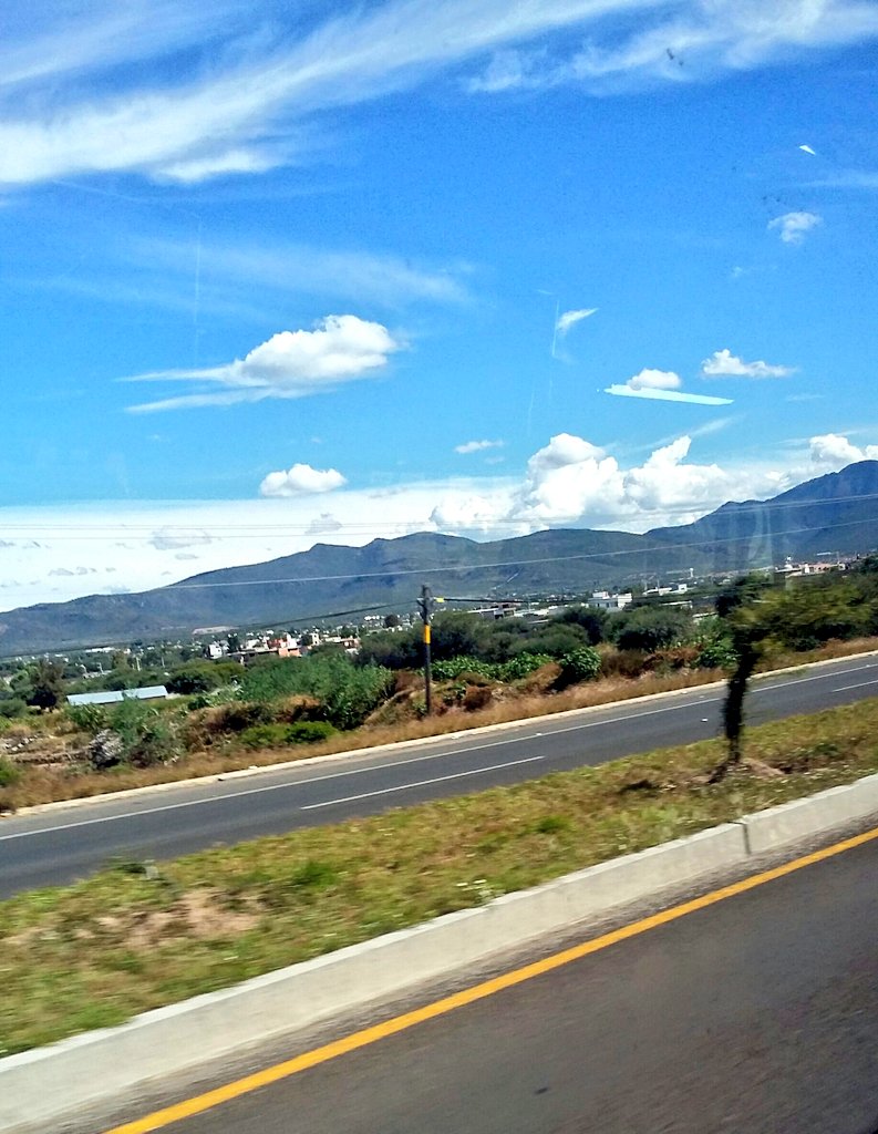 merolcruz's tweet photo. #RetoFotografia30Dias 
14: calle camino carretera

Llévame a donde quieras; el azul del cielo y la carretera son eternos contigo #ElDeMiVida https://t.co/IlPTERW0em