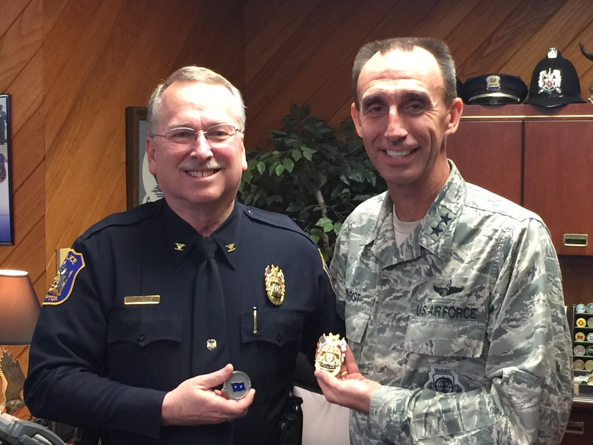 #jble #Hampton #Police Chief Sult and #LtGen #Zobrist exchange thank you's for the amazing Partnership between #Langley &amp; #HamptonPD