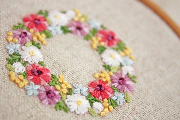 Yula 小さな春リースの刺繍 刺繍 手刺繍 花の刺繍