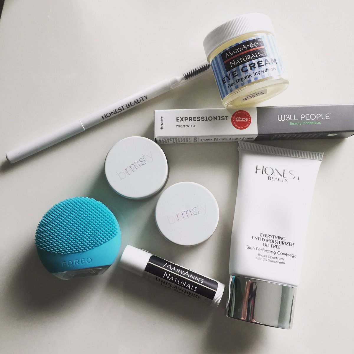 ashleygillen's tweet photo. Kicking off 2017 with a #cleanbeauty routine! Seeing great results. I'm all in! #honestbeauty #bew3ll #rmsbeauty #foreo #maryannsnaturals https://t.co/ap65KRGuWs