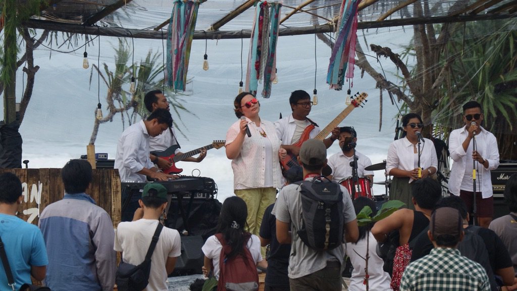 jalanbhakti's tweet photo. 08.24 | #Live Everyday Band on stage Sarapan Jazz | Pantai Watu Kodok #SarapanJazz https://t.co/YJtggCFk3o