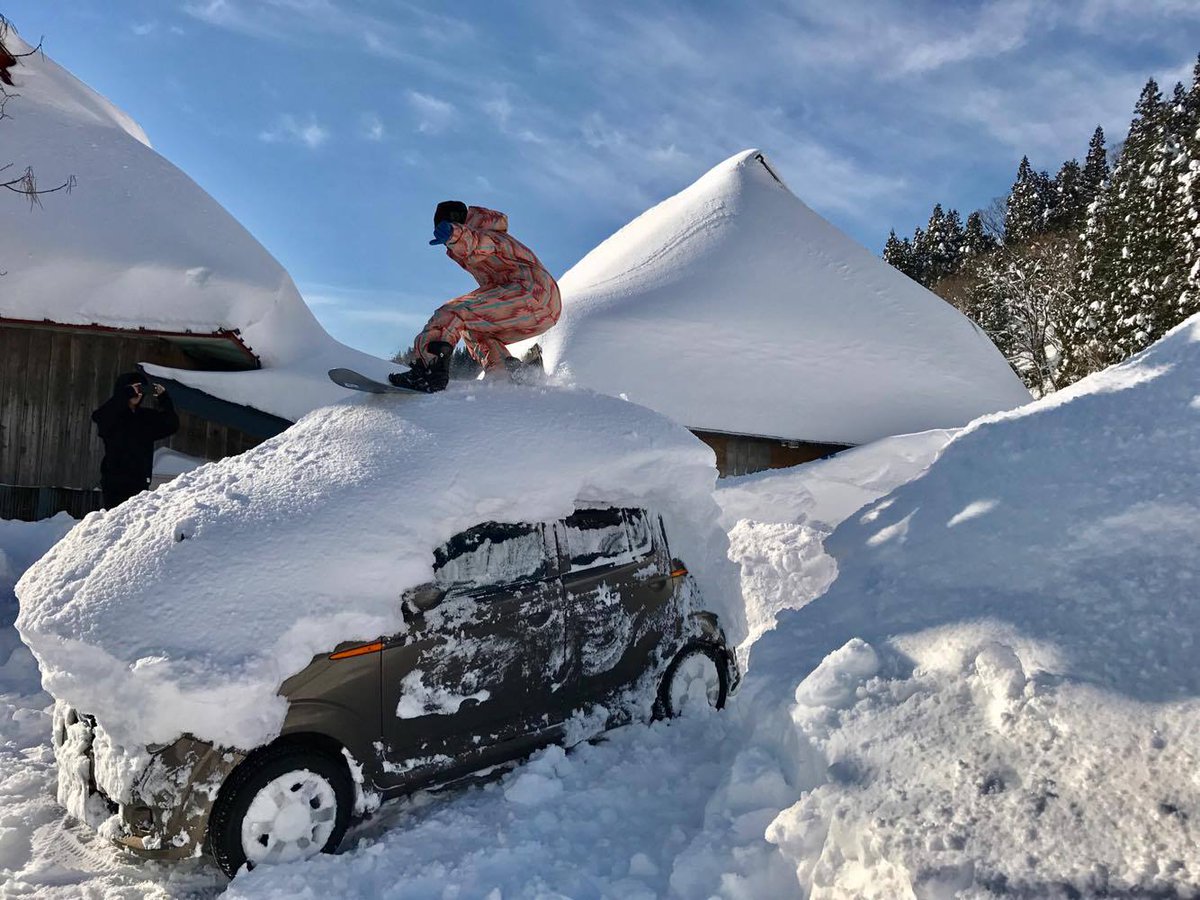 MONSTER_SNOW's tweet photo. ＝提案します＝
車のルーフに雪がある場合の新しい除雪方法。（スノーボーダー流）
最後はフリップで掻き落とすのがポイントです。 https://t.co/7iXn71XkSu