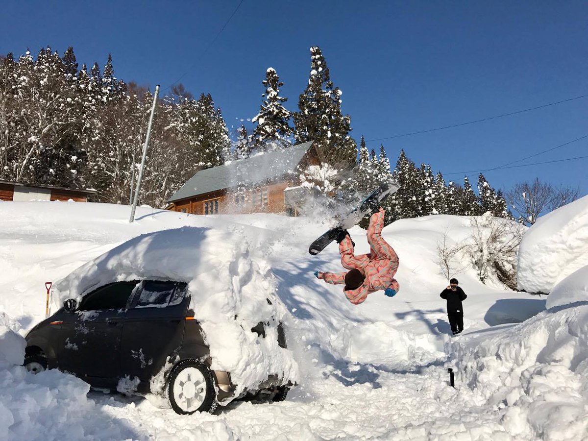 MONSTER_SNOW's tweet photo. ＝提案します＝
車のルーフに雪がある場合の新しい除雪方法。（スノーボーダー流）
最後はフリップで掻き落とすのがポイントです。 https://t.co/7iXn71XkSu