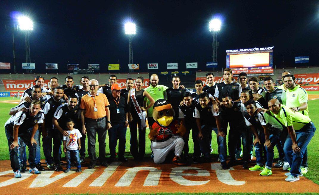Zulia_FC's tweet photo. #ElClub | ¡#ALaCarga! Felicitamos a las @aguilasdelzulia por clasificar a la Gran Final 2016-2017 de la #LVBP. ¡Éxitos! 👏⚾️🏆 #VamosZulia https://t.co/9ULOrBAgiF
