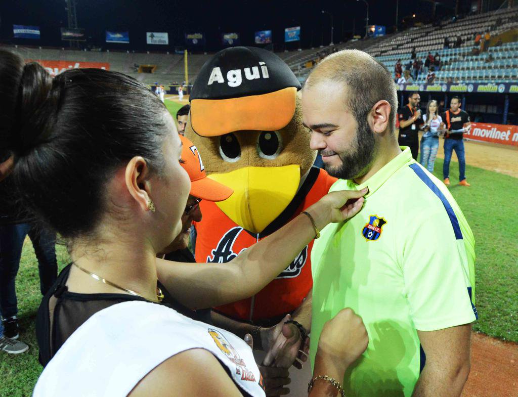 Zulia_FC's tweet photo. #ElClub | ¡#ALaCarga! Felicitamos a las @aguilasdelzulia por clasificar a la Gran Final 2016-2017 de la #LVBP. ¡Éxitos! 👏⚾️🏆 #VamosZulia https://t.co/9ULOrBAgiF
