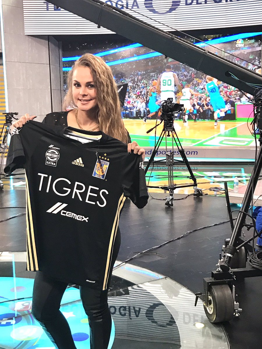 VirginiaRmz's tweet photo. Regalare este jersey hermoso cuando llegue a los 1500 Rts! Sale a la venta el 2 de febrero y tú lo puedes tener Antes! Sígueme y da RT! https://t.co/cMGFGvBG6n