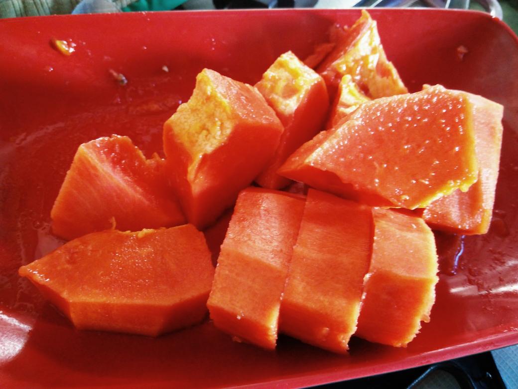 romciesnts's tweet photo. Fresh papaya from our yard. #eathealthy  #saintsville https://t.co/Na41D97kU5