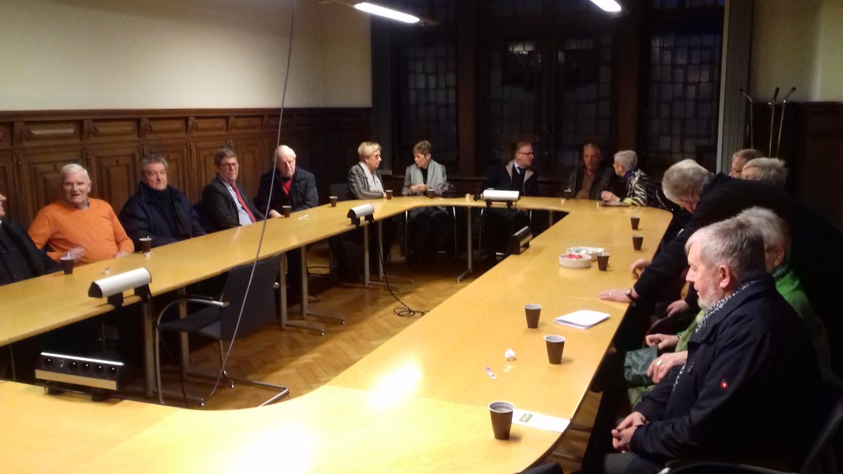 IMOB_UHasselt's tweet photo. Deze 65+'ers zijn al vroeg op post! Dadelijk vertrekken ze met #SamenVeiligMobiel naar het @AutoSalonBe in Brussel https://t.co/t9GDRBSHkQ https://t.co/ZesZ34f18n