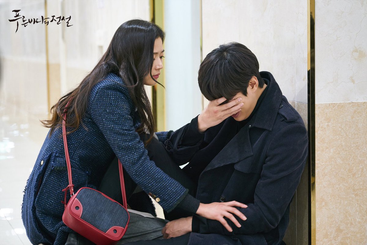 SBSNOW's tweet photo. 맴찢... 오늘(18일) 더 심장 떨어지는 일들이 많다고 하니... 단단히 부여잡으시길T^T #푸른바다의전설 준재(#이민호)를 위로하는 청(#전지현)이... https://t.co/c5oFMf6r1E