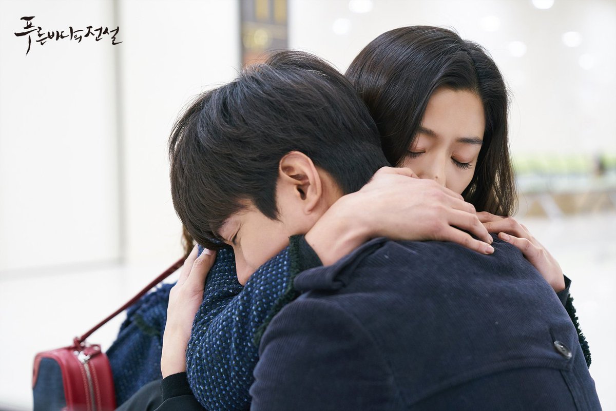 SBSNOW's tweet photo. 맴찢... 오늘(18일) 더 심장 떨어지는 일들이 많다고 하니... 단단히 부여잡으시길T^T #푸른바다의전설 준재(#이민호)를 위로하는 청(#전지현)이... https://t.co/c5oFMf6r1E