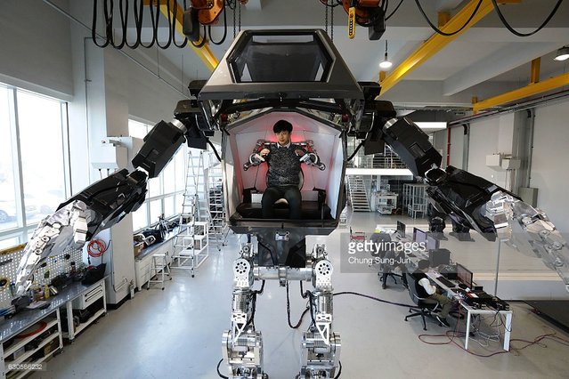 MarkPaulda's tweet photo. Giant robot takes first steps with amazing bts photos by Chung Sung-Jun @GettyImages @telegraphnews #ExtendedHuman https://t.co/TwzCOt01aF https://t.co/PJmujPwSUL