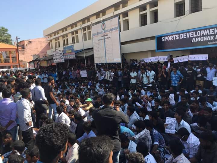 babu_thanesh's tweet photo. Live in #Jallikattuprotest #nagercoil #kanyakumari more than 3000+ clg students. #JusticeforJallikattu #amentpca @SmileSettai @news7tamil https://t.co/QmOOEzlgDM