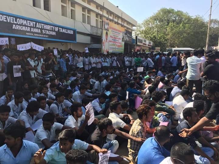 babu_thanesh's tweet photo. Live in #Jallikattuprotest #nagercoil #kanyakumari more than 3000+ clg students. #JusticeforJallikattu #amentpca @SmileSettai @news7tamil https://t.co/QmOOEzlgDM