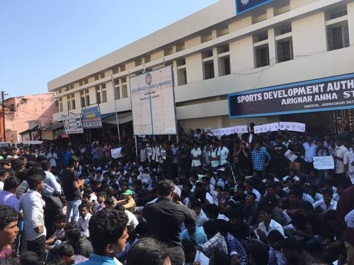 babu_thanesh's tweet photo. Live in #Jallikattuprotest #nagercoil #kanyakumari more than 3000+ clg students. #JusticeforJallikattu #amentpca @SmileSettai @news7tamil https://t.co/QmOOEzlgDM