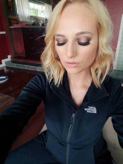 Can't wait to See ya'll @AEexpo ❤️❤️ about to head to Vegas now! https://t.co/U1ntNQ6oJM<a class="tags" href="/tag/aeexpo">@aeexpo</a>