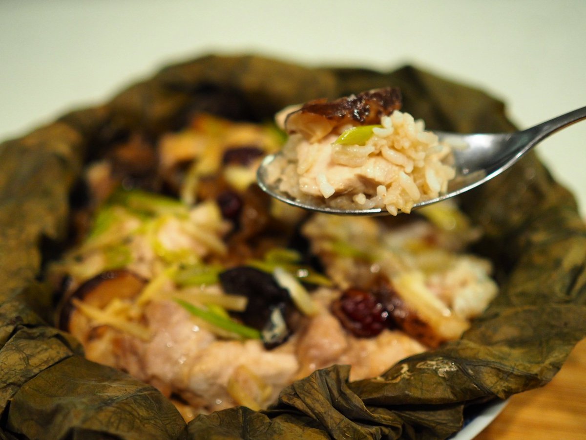 Neko01's tweet photo. #DinnerInspo tonight: lotus leaf wrapped & steamed sake marinated chicken & shiitake rice #yegfood #homecooking #chinesecookery #comfortfoof https://t.co/rR7imFSh3W