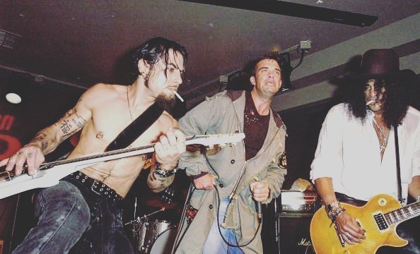 SFP_Mag's tweet photo. Camp Freddy con Slash, Dave y Robbie Williams.
Lo que hubiera dado por ver ese performance.
#slash #cdmx #campfred… https://t.co/OU43KVJhAD