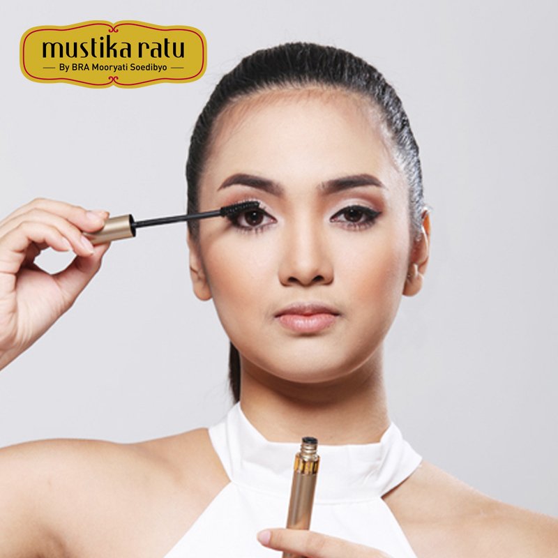 Mascara Biru (Bright Blue Mascara)
If you want a truly gorgeous look then use your colored product with your black one. (1/7)