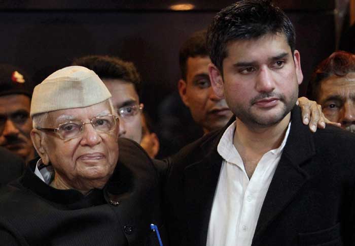 IndianExpress's tweet photo. Uttarakhand polls: Congress leader ND Tiwari, son Rohit Shekhar to join BJP today https://t.co/aTBDgVc8cG https://t.co/ERlo0f8pD8