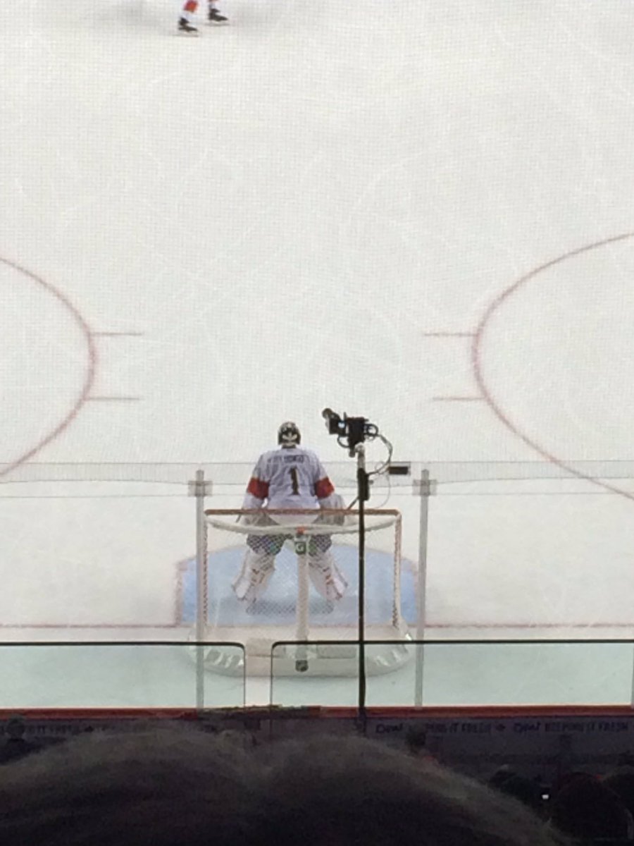 ZachLastweeks's tweet photo. Right there is the best goalie in Canucks history. @strombone1 https://t.co/tm8ezAxExd
