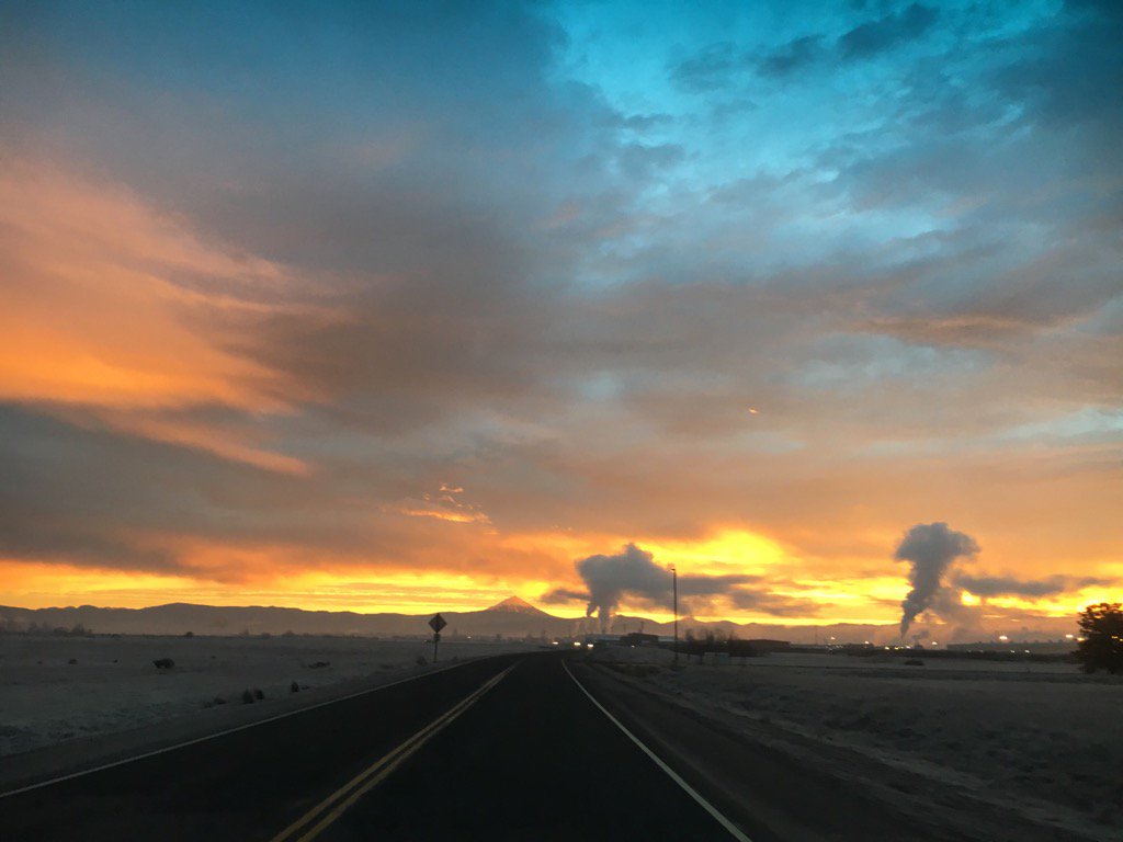 JSixSoOR's tweet photo. I sometimes witness the most spectacular skies during my morning commute. #dramaticbeauty https://t.co/W103B6m5BT