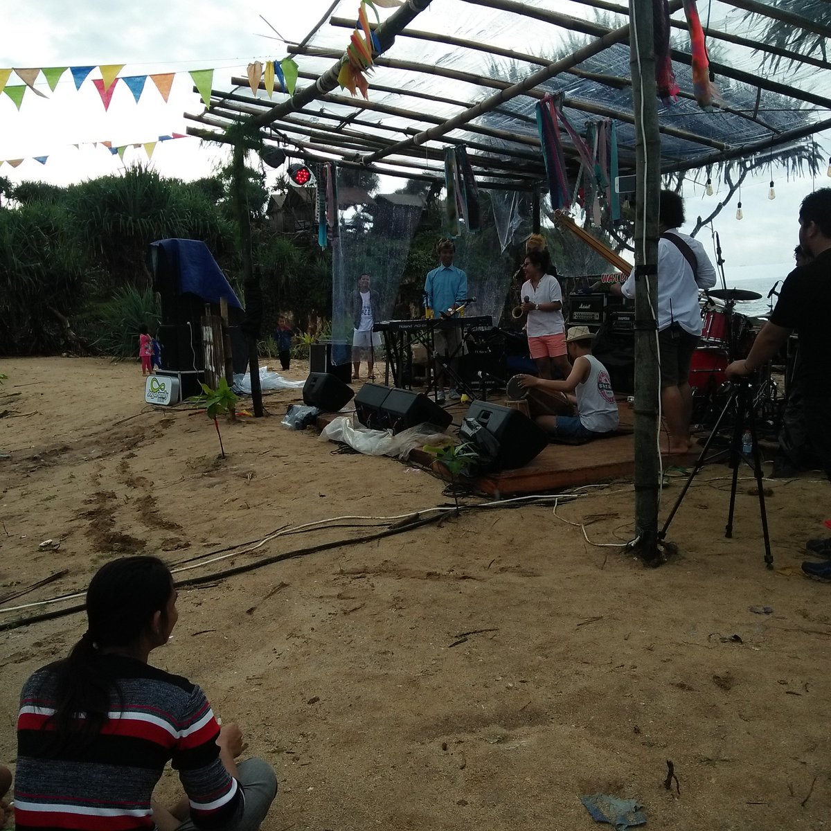 Selamat pagi, nca. Yuk merapat ke panggung karena Sarapan Jazz hari kedua sudah dibuka dgn penampilan Tricotado