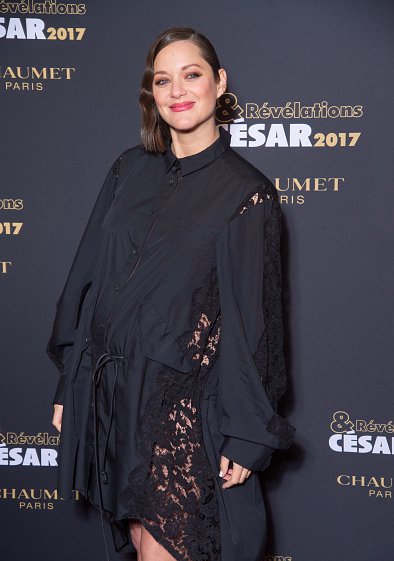 _Starkiddo's tweet photo. Marion Cotillard and baby bump attend the Cesar red carpet. #MarionCotillard #GuillaumeCanet #César #César2017

https://t.co/YaL8tp82fG https://t.co/xHJ64aHY9q